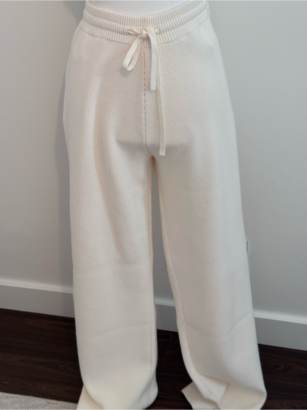 ALO Yoga Ivory Scholar straight leg sweatpants. - Picture 7 of 10